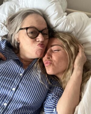 Fanny Salvat Instagram - Ma petite mamie dans le sud ♥️ 
La star de télé réalité elle était trop fière de faire partie des vidéos dans LAA6 😂