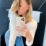 Fanny Salvat Instagram - Une femme qui ne demande rien mérite tout ! 🌑