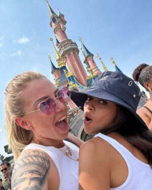 Fanny Salvat Instagram - Ma vie pour la tienne ♥️ 

#disneypride #disneyland #disneylandparis