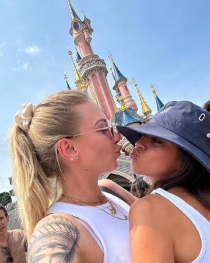 Fanny Salvat Instagram - Ma vie pour la tienne ♥️ 

#disneypride #disneyland #disneylandparis