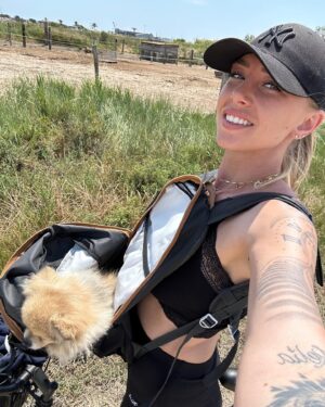 Fanny Salvat Instagram - La balade a été éprouvante pour Pow 🐶 😂♥️ 
#dog #balade #montpellier #sud #férié