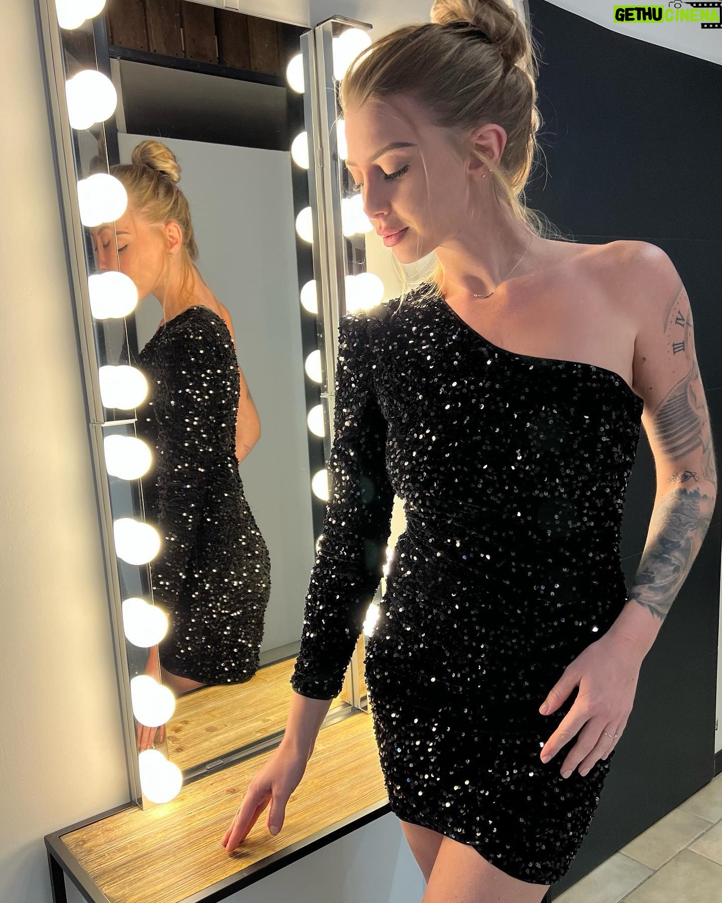 Fanny Salvat Instagram - Bientôt les fêtes, et toujours la galère pour savoir comment s’habiller. 😨 Sur @sheinfrance_ , le black friday est là, jusqu’à -85 % de réduction ! C’est le moment ou jamais ! Trouvé votre bonheur pour les fêtes de fin d’année.🤩 Bonne nouvelle en plus des promotions de malade sur le site, profiter de mon code promo Salvat22 pour bénéficier -15 % supplémentaire sans minimum d’achat surtout le site français !👌 #SHEINbackfriday #SHEINgoodfinds #sponsorise