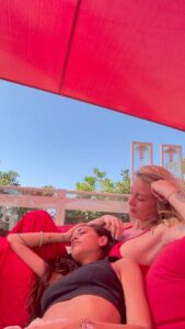 Fanny Salvat Instagram - Et voici la fin pour moi des cinquante, une aventure pleines de rebondissements, de stress et de belles rencontres . Mon pilier, ma femme, l’amour de ma vie à tout fait pour moi maintenant je compte sur vous pour la soutenir encore et encore . @jessicaerrero_official On vous partage un petit bout de nos 2 ans 🙈♥️ Et merci pour tous vos messages pleins d’amour et de bienveillance ! Merci à @w9officiel, @bengiaz et @florencefayard de m’avoir permise de participer à cette émission de fou !!!! ♥️ Je vous aimes ♥️ #cecinestquunjeu #lescinquante #les50