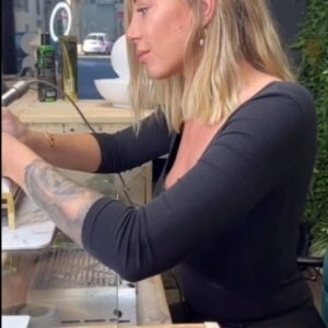 Fanny Salvat Instagram - Même pas le temps de finir les ongles avec PURE . Télécharge l’application @thepureapp_fr 😉 

#sponsorisé #pure # 18 @poweraagency