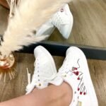Fanny Salvat Instagram - Ma paire indispensable de chez @sophiecustomshoes 😍 EN PLUS … 🎉 -10% en communiquant directement le code ✨FANNY10✨ en message privé à ma partenaire lors du passage de la commande. Les commandes sont prises directement en message privé sur la page Instagram. #concours #sneakerslovers @shaunaevents