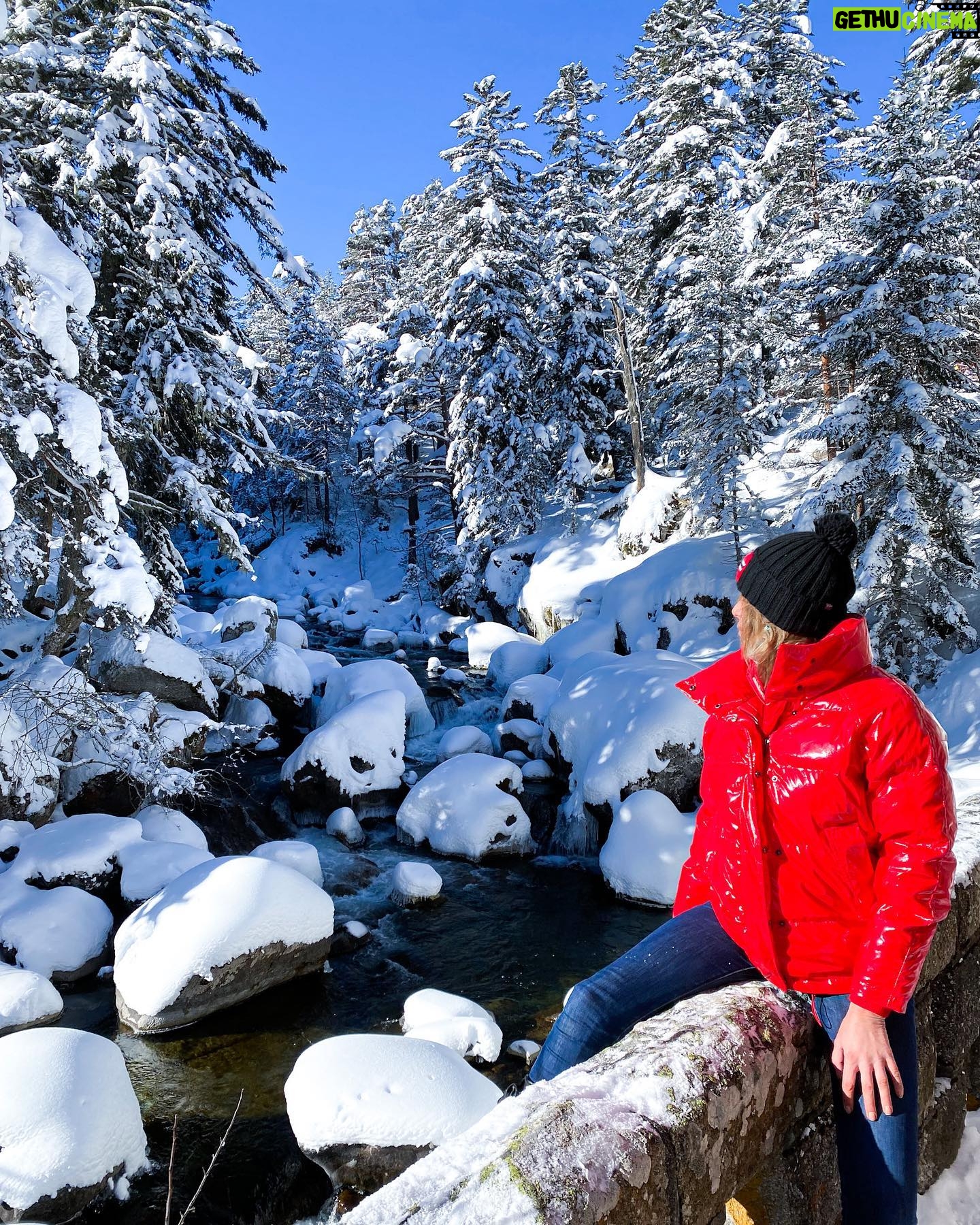 Fanny Salvat Instagram - Pour ceux qui veulent partir, un week end ou une semaine et en france. Je vous conseil les hautes Pyrénées. Plus précisément à #cauterest. Un paysage dépaysant , on se croirais pas en france ! Énormément d’activités à faire malgré le covid... des balades, luges, ski de fond, et raquettes ... On peut s’évader un peu et sincèrement ça fait du bien ! 😬😍 L’aire de la montagne. Quoi de mieu ?