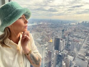 Fanny Salvat Instagram - 🇺🇸 EMPIRE STATE BUILDING 🇺🇸 
New York est déjà magnifique au sol, mais prenons de la hauteur… très haut … 102 étages , et la .. woaw . New York prend une nouvelle allure ! 
AMAZING !! (oui je deviens américaine là 🫣😍) 
Merci à @empirestatebldg merci pour cette visite de qualité. 

#empirestatebuilding #empire #newyork #travel