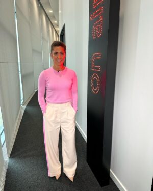Fara Williams Instagram - Enjoyable couple of days in studio with @bbcsport covering the @fifawomensworldcup.
Great result for both @lionesses and France. 🤛🏽