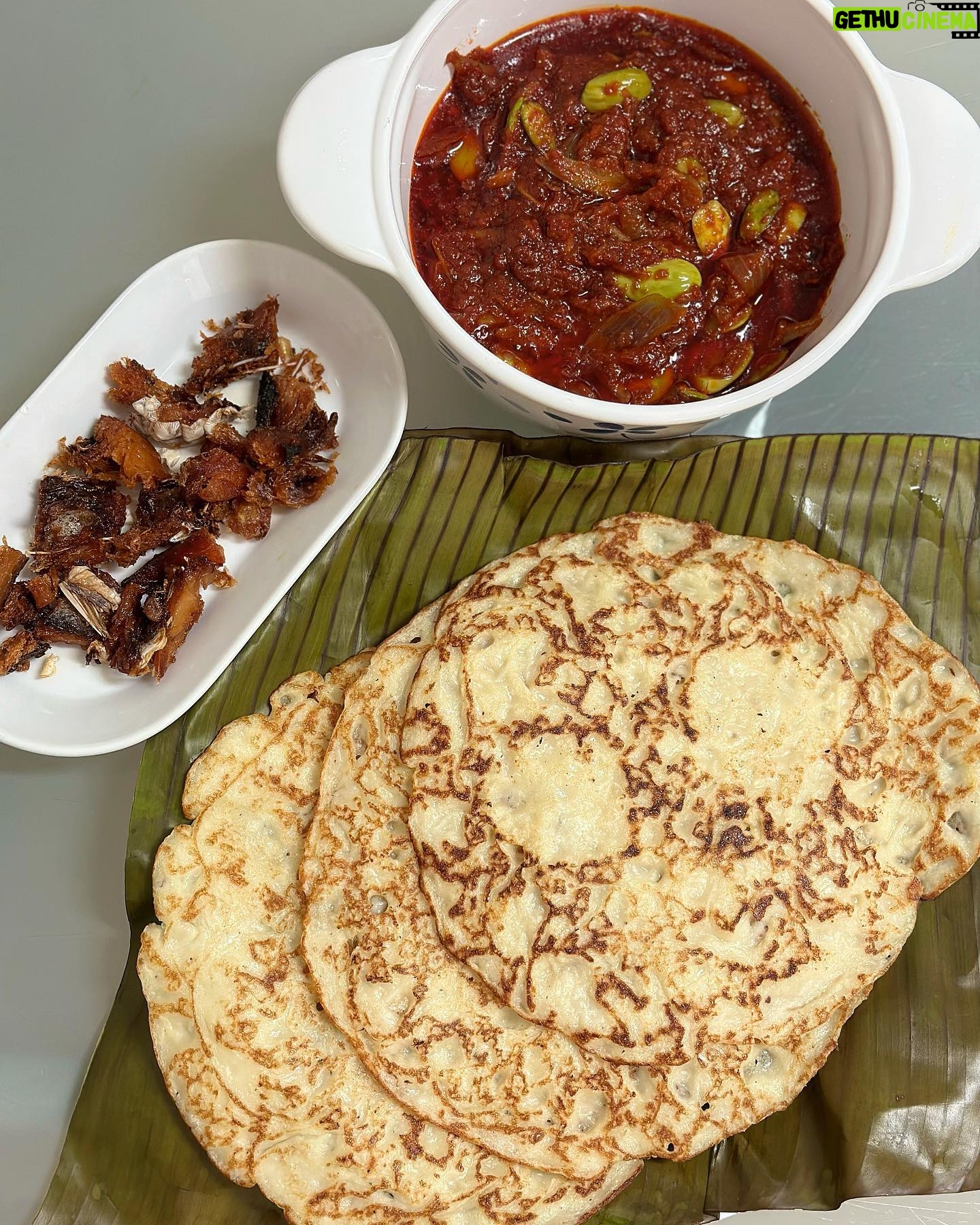 Farahdhiya - 3 Likes - Breakfast lempeng kelapa sambal tumis bilis petai ikan masin je. Siapa macam saya suka makanan2 kampung gini?😋😍 #fdcooked #fdskitchen