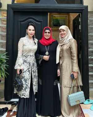 Farahdhiya Instagram - Hari hari hari raya 🥰 Thanks Datuk Yusof Haslam for the invitation. So good seeing a lot of familiar faces tapi tak sempat bergambar,ini je yg sempat ☺️