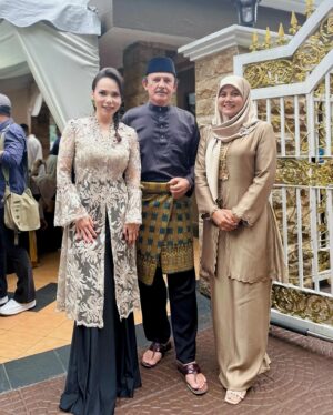 Farahdhiya Instagram - Hari hari hari raya 🥰 Thanks Datuk Yusof Haslam for the invitation. So good seeing a lot of familiar faces tapi tak sempat bergambar,ini je yg sempat ☺️