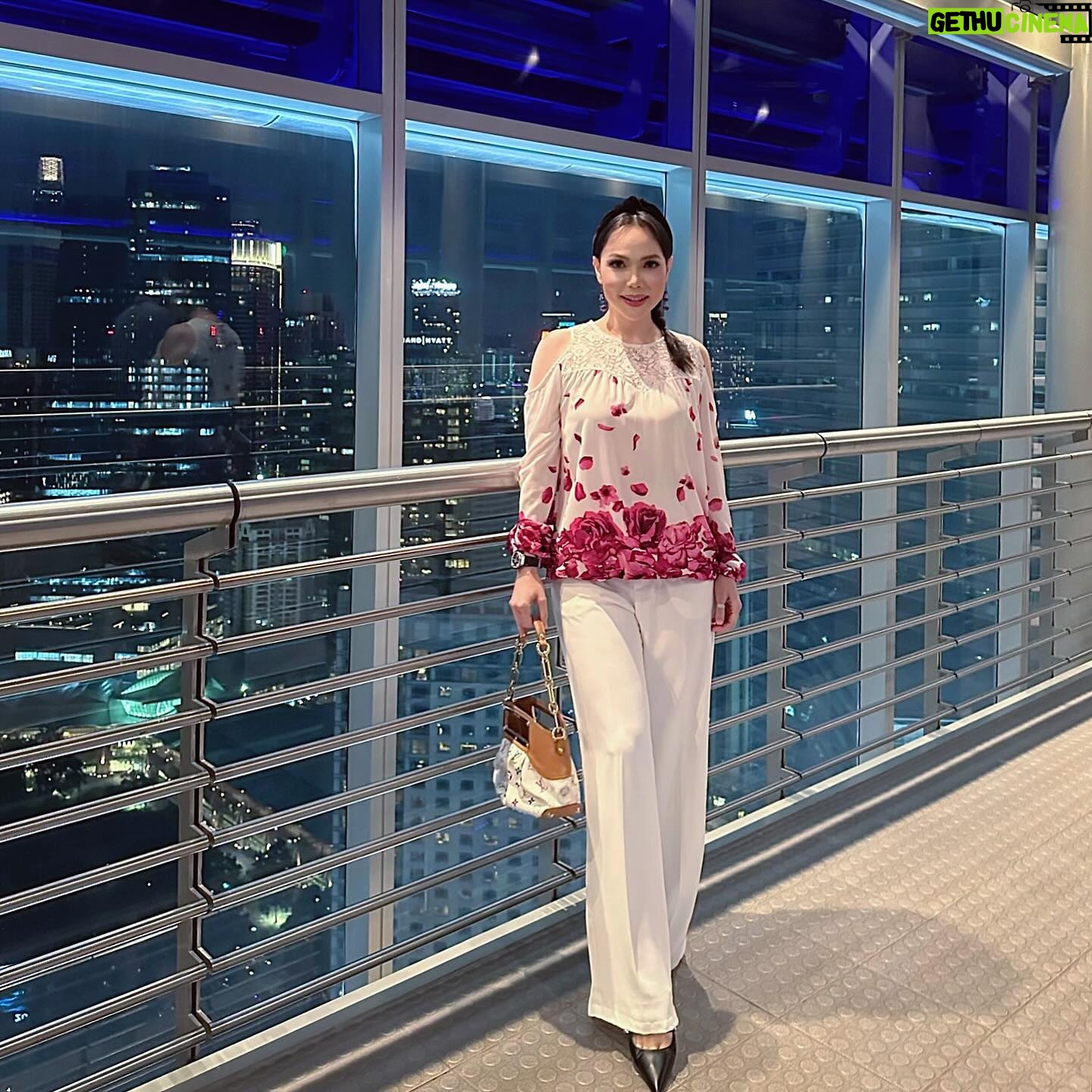 Farahdhiya - 3 Likes - Sitting on top of the world 🎀 #twintowerbridgeview