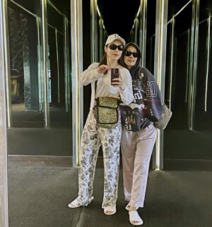 Farahdhiya Instagram - Just me & my bff going for breakfast,still in our baju tido 😎 Tak mandi lagi takpe,jgn sampai tak gosok gigi and cuci muka ok?🥴