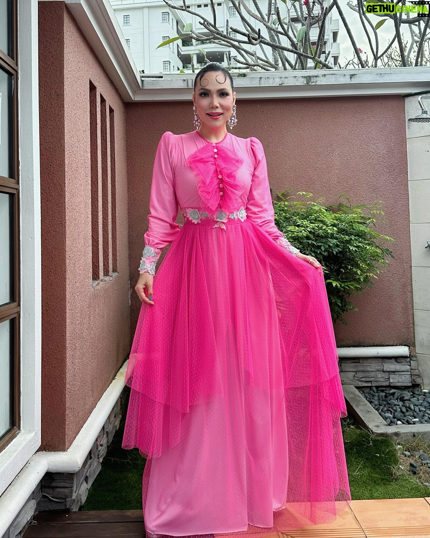 Farahdhiya - 3 Likes - Selamat tahun baru semua. Purposely wanted to be the last to wish 😛 Semoga yg baik2 sahaja utk kita semua utk 2024 dan yg paling penting,misi mencari suami utk tahun ni akan berlipat ganda 😎🤣 Doakan ya ❤️