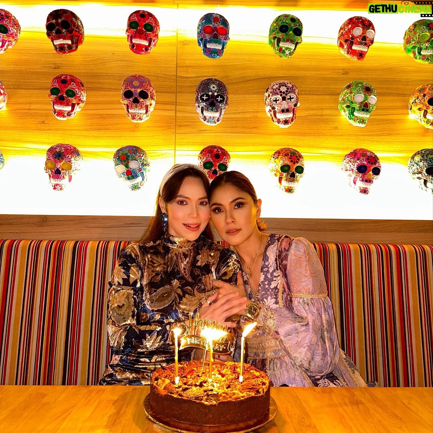 Farahdhiya Instagram - Thank you my darling girlfriends for taking me out last night to celebrate my belated birthday. Been so busy since raya,birthday hujung April,June baru dpt celebrate,better late than never 🥰 So good to gather the 5 of us again. Love u all ❤️