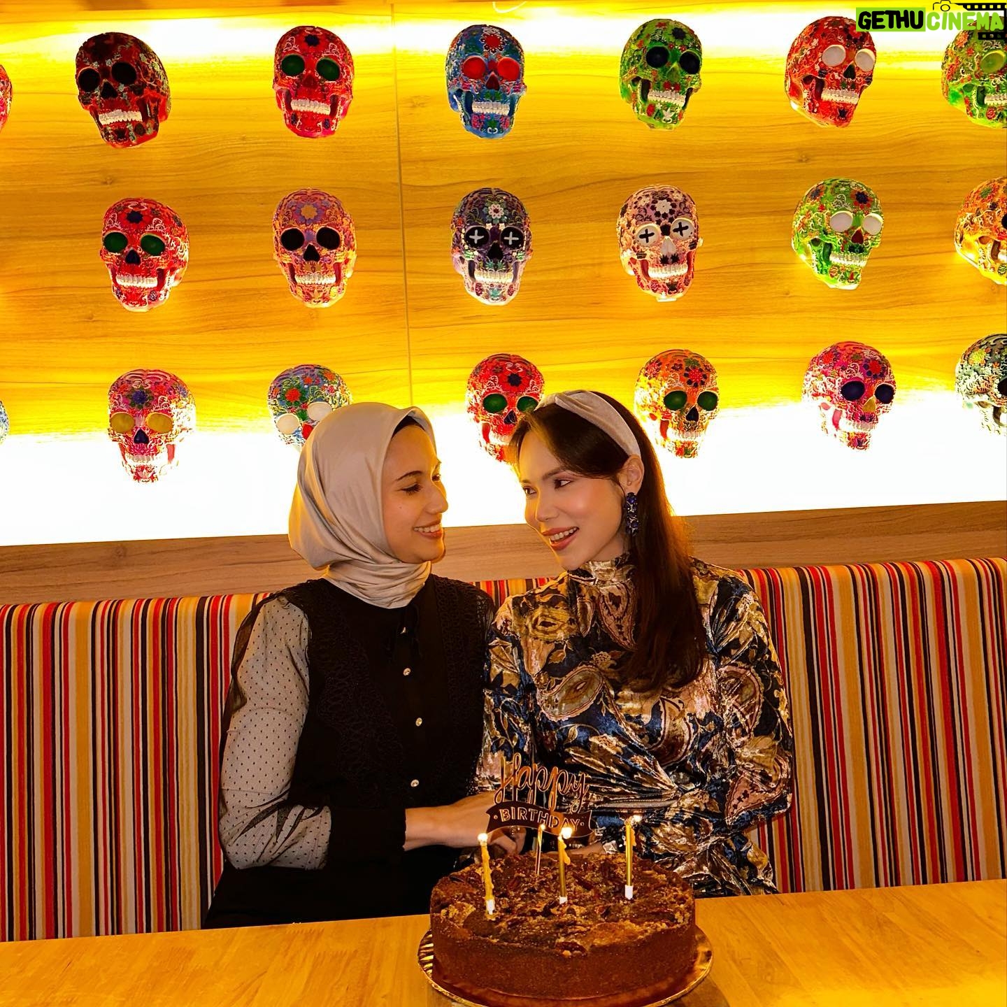 Farahdhiya Instagram - Thank you my darling girlfriends for taking me out last night to celebrate my belated birthday. Been so busy since raya,birthday hujung April,June baru dpt celebrate,better late than never 🥰 So good to gather the 5 of us again. Love u all ❤️