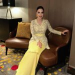 Farahdhiya Instagram – Yellow for tonight’s performance 💛