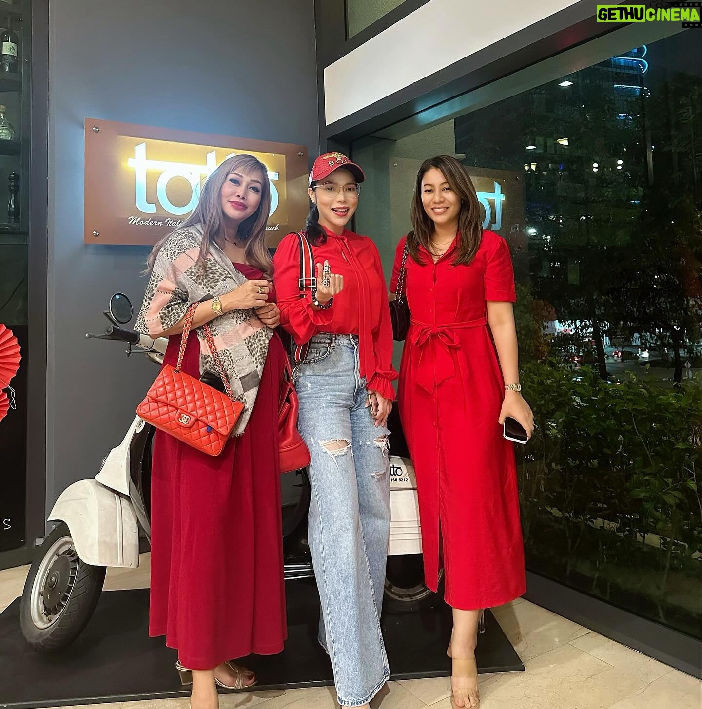 Farahdhiya - 3 Likes - Without crazy friends we wouldn’t have crazy memories,but I think I’m the craziest & I’m their clown!!🤡 LoL! Love u ladies!❤️