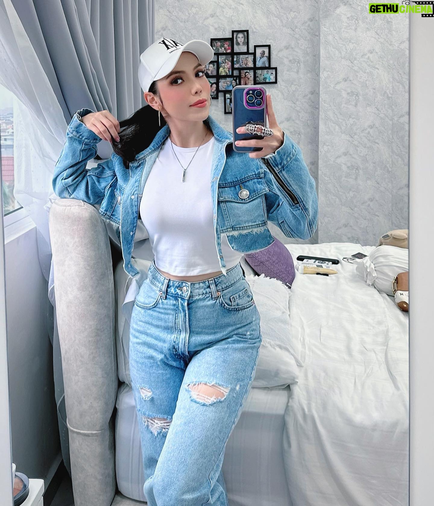 Farahdhiya - 3 Likes - Kalau awak tutup mata awak nampak apa?
Gelaplah!
Macam tulah hidup saya tanpa awak 🤓