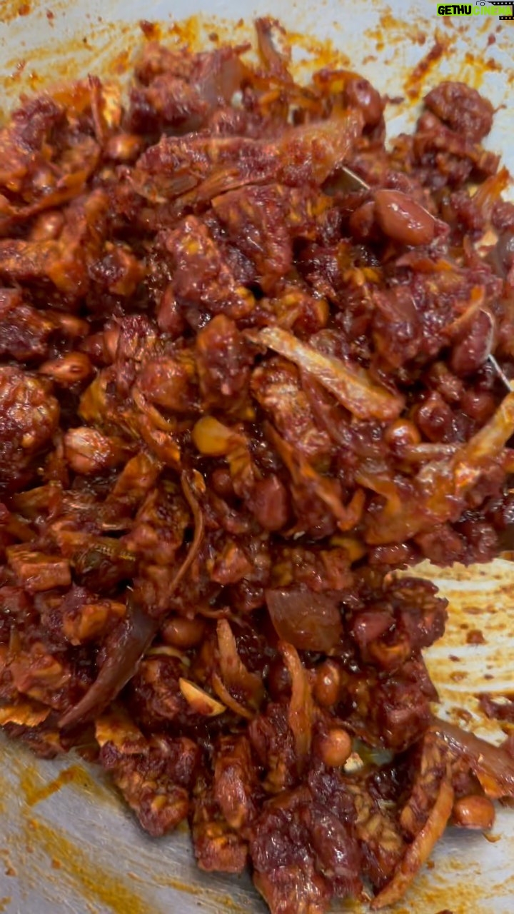 Farahdhiya - 7.7K Likes - Sempena berpuasa hari ni kita masak sedap2 la 😁 Sup kambing ala thai,telur dadar gebu,stir fry sayur bayam,sambal belacan and sambal tempe bilis kacang tanah,tak lupa pemanis mulut bubur pulut hitam. Masak awal sikit sebab kucing ada vet appointment,my Bubu is not well 😿 Selamat berbuka later kepada yg berpuasa 🤍 #fdcooked #fdskitchen