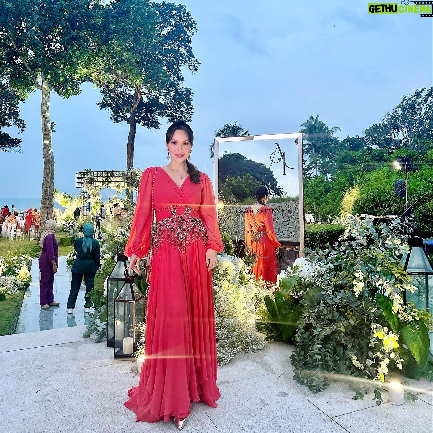 Farahdhiya - 3 Likes - Semua hal yg kita cintai menceritakan siapa kita 🧡 Outfit by @houseoflelaempire