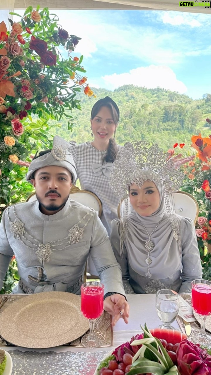 Farahdhiya Instagram - Beautiful wedding. Selamat pengantin baru buat @az.aleesa & Zain. Semoga saling sayang menyayangi & berbahagia hingga ke Jannah. Enjoy your new journey as husband & wife,pls take care of each other ❤️