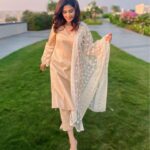 Farnaz Shetty Instagram - “With each sunset, nature whispers the promise of a new dawn.”🔆💛 . . . . . . . . . . . . . . . . . . #embrace #uncertain #surprises #happiness #magichours #feel #beauty #serendipity #grace #sunset #love #laugh #happiness #purity #divine #friendship #embarking #gold #beige #surreal #armourofgod