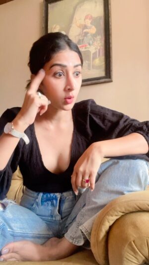 Farnaz Shetty Instagram - My first dialogue reel on Instagram 😝
.
.
.
.
.
.
.
.
.
.
.
.
#reelitfeelit #reelsinstagram #trendingreels #trending #reelvideo #reeldialogue #funnyreel #funny #comic #comedy #havingfun #instareal #funnygurls #memes #boyswillbeboys #whyshouldboyshaveallthefun #