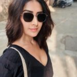 Farnaz Shetty Instagram - If you take me for a ride I know where to park you …… 😜 #captionoftheday P.S- Caption inspired by the scooter 🛵 parked in the background 😮‍💨 #instagram #selfiemood #onestepahead