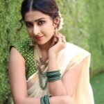Farnaz Shetty Instagram - जे कठीण आहे ते सोपे करावे, जे सोपे आहे ते सहज करावे, जे सहज आहे ते सुंदर करावे आणि जे सुंदर आहे त्यावर मनापासून प्रेम करावे 🌸🕊 . . . . . . . . . . . #white #pure #thougts #be #myself #divinethoughts #love #compassion #godschild #saree #marathimulgi #mumbaikar #koli #instagood #instagram #instagirl #instadaily #goodvibe #beauty #tollywood #simple #graceful #indianlook #indian #peace