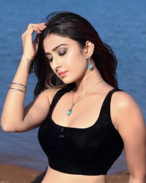 Farnaz Shetty Instagram - “Recipe for Dreams Made of Reality , Mixing the Ingredients of Aspiration, Hard Work, and Belief 🖤💙 
.
📸 @starganza ♥️
👗 @navya.marouthu 💝
.
.
.
.
.
.
.
.
.
.
.
.
#dream #Reality #water #earth #sky #blue #saree #black #pose #beauty #fit #focus #glamour #glam #fashion #instafashion #instamood #instagram #instagood #instadaily #instalike #desire #captivate #spellbound #photoshoot #photography #hair #makeup #imperfect #perfect