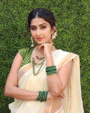 Farnaz Shetty Instagram - 🕊☘️
.
.
.
.
.
.
.
.
.
.
.
.
#grace #saree #woman #language #telugu #kerala #whitesaree #saree #pure #divine #song #tollywood #tollywoodactress #instagood #instagram #instadaily #instalike #flower #photography #green #positive #love #like #foryou #lifestyle #indianwear #indianbeauty #beauty #india #tradition #culture
