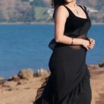 Farnaz Shetty Instagram - Find your passion, create your magic ✨✨and let the world be amazed by what you have to offer. ”🖤💙 . Thank you so much for this lovely output @starganza 📸♥️ Outfit @navya.marouthu 🦋💙 . . . . . . . . . . . . . . . . #black #fashion #magic #love #create #saree #reelitfeelit #video #magical #beauty #charizma #wow #instagram #instadaily #instalike #instareels #reelkrofeelkro #indiareels #viral #trendingreels #trendingreel #trend #song #bollywood #tollywood #view #scenary #water #mountains #sky