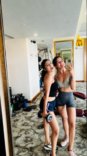 Farnaz Shetty Instagram - First day at gym 🤓

#aradhanasharma #farnazshetty #reelsinstagram #comedyvideos #funnyvideos #explore #trending #fyp #fypシ