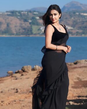 Farnaz Shetty Instagram - “Recipe for Dreams Made of Reality , Mixing the Ingredients of Aspiration, Hard Work, and Belief 🖤💙 
.
📸 @starganza ♥️
👗 @navya.marouthu 💝
.
.
.
.
.
.
.
.
.
.
.
.
#dream #Reality #water #earth #sky #blue #saree #black #pose #beauty #fit #focus #glamour #glam #fashion #instafashion #instamood #instagram #instagood #instadaily #instalike #desire #captivate #spellbound #photoshoot #photography #hair #makeup #imperfect #perfect