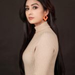 Farnaz Shetty Instagram – Give me a 🌵 I’d still give you a Rose 🌹 
.
.
.

💄 by @sidandpiyu 
📸 @kalyans_photography 
.
.
.
.
.
.
.
.
.
.
.
.
.
.
.
.
.
.
#beige #black #photooftheday #photoshoot #simple #elegant #longhair #hair #makeup #winterlook #wintercoming #instagram #instagood #instadaily #natural #skin #dress #casual