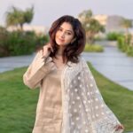 Farnaz Shetty Instagram - “With each sunset, nature whispers the promise of a new dawn.”🔆💛 . . . . . . . . . . . . . . . . . . #embrace #uncertain #surprises #happiness #magichours #feel #beauty #serendipity #grace #sunset #love #laugh #happiness #purity #divine #friendship #embarking #gold #beige #surreal #armourofgod