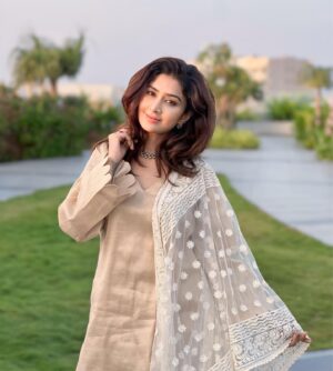 Farnaz Shetty Instagram - “With each sunset, nature whispers the promise of a new dawn.”🔆💛
.
.
.
.
.
.
.
.
.
.
.
.
.
.
.
.
.
.
#embrace #uncertain #surprises #happiness #magichours #feel #beauty #serendipity #grace #sunset #love #laugh #happiness #purity #divine #friendship #embarking #gold #beige #surreal #armourofgod