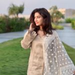 Farnaz Shetty Instagram - “With each sunset, nature whispers the promise of a new dawn.”🔆💛 . . . . . . . . . . . . . . . . . . #embrace #uncertain #surprises #happiness #magichours #feel #beauty #serendipity #grace #sunset #love #laugh #happiness #purity #divine #friendship #embarking #gold #beige #surreal #armourofgod