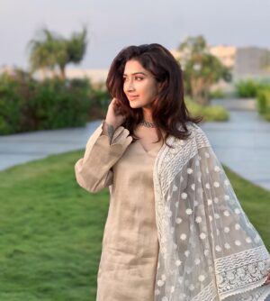 Farnaz Shetty Instagram - “With each sunset, nature whispers the promise of a new dawn.”🔆💛
.
.
.
.
.
.
.
.
.
.
.
.
.
.
.
.
.
.
#embrace #uncertain #surprises #happiness #magichours #feel #beauty #serendipity #grace #sunset #love #laugh #happiness #purity #divine #friendship #embarking #gold #beige #surreal #armourofgod