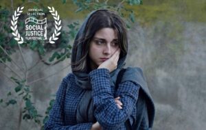 Fatemeh Masoudifar Instagram - "گواه" در جشنواره عدالت اجتماعی سیاتل  فیلم کوتاه "گواه" به کارگردانی آیدا تبیانیان در نه ومین حضور جهانی به بخش مسابقه دوازده ومین جشنواره  عدالت اجتماعی آمریکا  راه یافت.
این رویداد 19 الی 23 مهرماه در سیاتل آمریکا برگزار خواهد شد . "گواه" پیش از این در 16مین جشنواره  بالیناله اندونزی ، 22مین جشنواره ایمجین ایندیا اسپانیا ، 19مین جشنواره  کازان روسیه ،7 مین جشنواره سینماایدیا ایتالیا ، 15مین جشنواره کرالا هندوستان ، 7مین جشنواره  TRANSHUMANT اسپانیا و برنده جایزه ویژه داوران از 16مین جشنواره  چبوکساری روسیه و بهترین فیلم درام از 3مین جشنواره فالووترا ایتالیا است . 
کمپانی ماداکتو پیکچرز به مدیریت محمد توریوریان پخش جهانی این اثر را به عهده دارد .
 این فیلم داستان دختری جوان به اسم شرمین  را روایت میکند ،که در یک دو راهی قرار گرفته و باید تصمیمی سخت را  بگیرد ،فاطمه مسعودی فر ایفاگر نقش اصلی فیلم کوتاه "گواه" است .

 بازیگران : فاطمه مسعودی فر ، دنیز دانش ، عیسی حسینی ، حسین فلاح ، سجاد رضایی و زانیار خسروی 
کارگردان : آیدا تبیانیان
تهیه کننده : کاظم دانشی 
مدیر فیلمبرداری : سالار اردستانی
تدوین : حسین جمشیدی گوهری
مدیرصدابرداری : رشید دانشمند 
نویسنده : کاوه خدامرادی
طراحی صدا و صداگذاری : زهره علی اکبری
موسیقی : محمدرضا اصغری 
طراح گریم : مونا جعفری 
طراح صحنه و لباس : ساناز هاشم پور 
مدیر تولید : مینا سنگ سفیدی 
برنامه ریز و دستیار یک : سمیرا شکوری 
منشی صحنه : رویا بابابیگی 
اصلاح رنگ و نور: حمیدرضا فطوره چیان ،برنا جمشیدی
عکاس : مهدی  حیدری
فیلمبردار و عکاس پشت صحنه:سمیه منصوری
سرمایه گذاران: فرزین قره باغی_آیدا تبیانیان 

@madakto.distribution
#پخش_بین_المللی_فیلم 
#ماداکتو
#زانیارخسروی #زانیار_خسروی
#آیدا_تبیانیان
#فاطمه_مسعودی فر