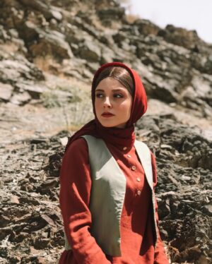 Fatemeh Masoudifar Instagram - .

همه آشفتگی خواهد سر زلف پریشانش
ز خسرو، گو، بیاموزد، گر آشفتن نمی داند

#سریال_جیران