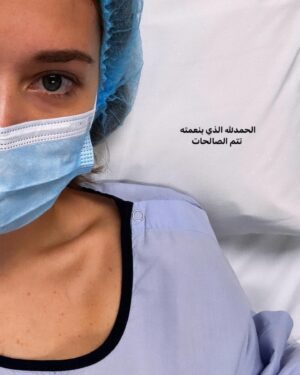 Fatima AlBanawi Instagram - كنّا في إجازة الحج نروح مصر ونحن صغار، وكان عندي ثلاث سيديهات مفضلة مرة: واحد لنبيل شعيل والثاني لباك ستريت بويز والثالث لأم كلثوم. كنت أسمع الأول والثاني بكل أريحية والصوت عالي ولكن لما كنت أشغّل الثالث كنت أوطي الصوت في السيدي-ووكمان على أن يكون على مستوى سمعي بس، عشان أتأكد أنه ما يوصل لأهلي. كنت أحس إني باسمع شي خاص بالكبار والإحساس أو الإدراك ده كان يوتّرني مرة!

كبرت وحبيت أم كلثوم وشادية ووردة الجزائرية وتوحة وابتسام لطفي وغيرهم من الفنانين العرب والسعوديين اللي رسموا لي خط من الماضي ارتبطت فيه من وأنا صغيرة، وكوّن لي ذكريات حلوة مع الكبار اللي في العيلة.. ما كان حيخطر على بالي أن أيام الووكمان حتنفعني بالشكل ده اليوم. اليومين دي، جدّي وستّي بيسمعوا أم كلثوم وكأنهم حاضرين لها حفلة: يعلّقوا على شكلها ولبسها وطربها وكلمات أغانيها ويطلبوا مننا نوطّي صوت حواراتنا لما يعلى في الصالة ويطغى على صوت السِّتْ. الله عليكي يا ستْ