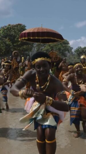 Fatima Robinson Instagram - I couldn’t have done  this movie without my INCREDIBLE team @iamdjdubz @iamtiarivera  How we support each other is a Masterclass in how to achieve the greatest from each person in the room.
Those dance numbers wouldn’t be electric without my incredible crew of dancers who sometimes danced full out at 3am 💜 You brought your acting chops, your vibrant energy and love for what you do to the screen and I hope you all walk away so proud to be a part of this beautiful legacy which is @thecolorpurple .