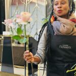 Fatima Robinson Instagram - Headed to work in London I stumbled past a floral arrangement class. As I leaned on the wall watching they graciously asked me to join. @claridgeshotel @glennshaw.botanicals
