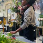 Fatima Robinson Instagram - Headed to work in London I stumbled past a floral arrangement class. As I leaned on the wall watching they graciously asked me to join. @claridgeshotel @glennshaw.botanicals