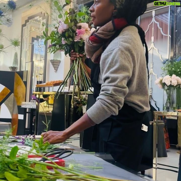 Fatima Robinson Instagram - Headed to work in London I stumbled past a floral arrangement class. As I leaned on the wall watching they graciously asked me to join. @claridgeshotel @glennshaw.botanicals