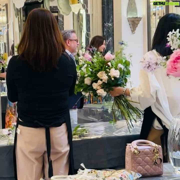 Fatima Robinson Instagram - Headed to work in London I stumbled past a floral arrangement class. As I leaned on the wall watching they graciously asked me to join. @claridgeshotel @glennshaw.botanicals