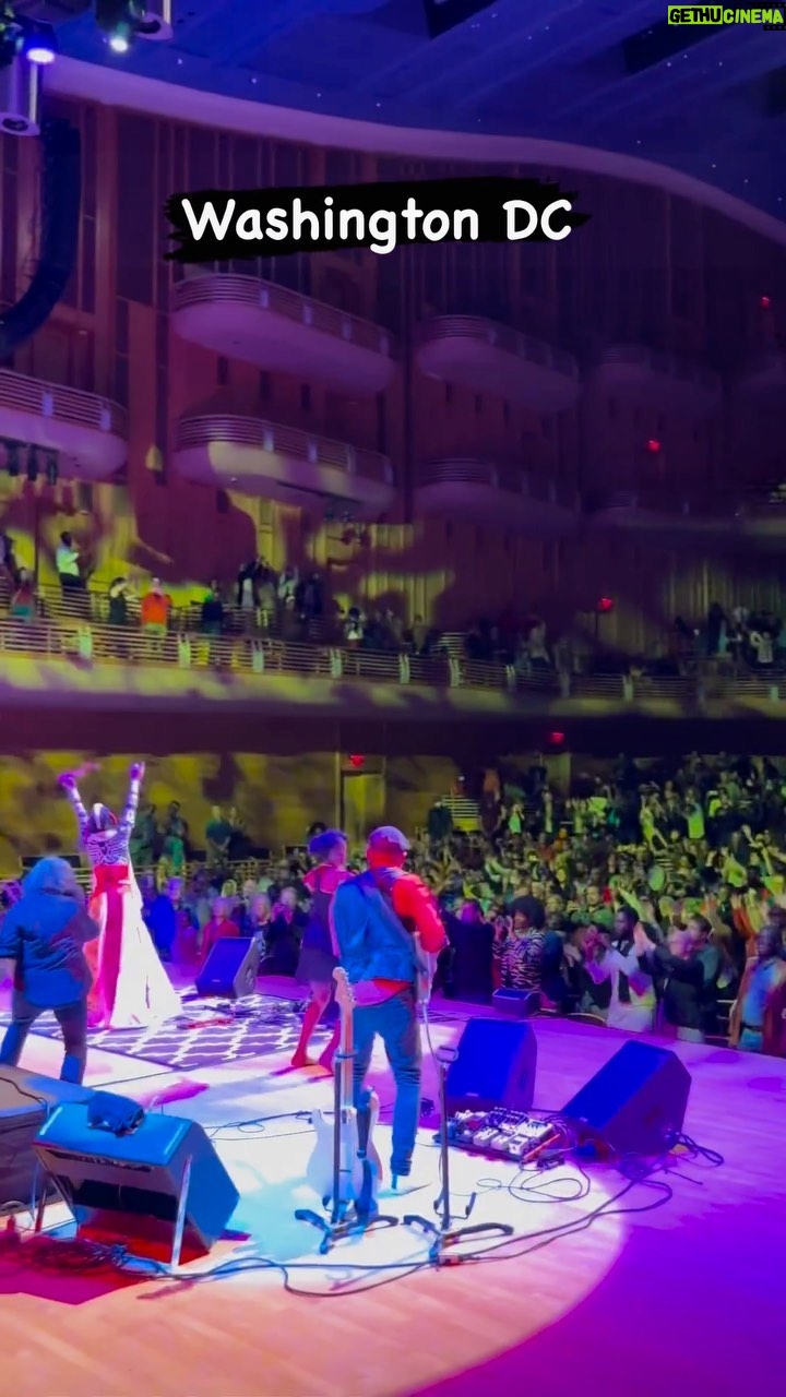Fatoumata Diawara Instagram - Thank you Washinton DC for your love, we had a wonderful time last night ❤️🙌🏾 ❤️🙏🏾🙏🏾❤️! See you tomorrow in New York at @lprnyc 🙏🏾! ❤️🙏🏾!