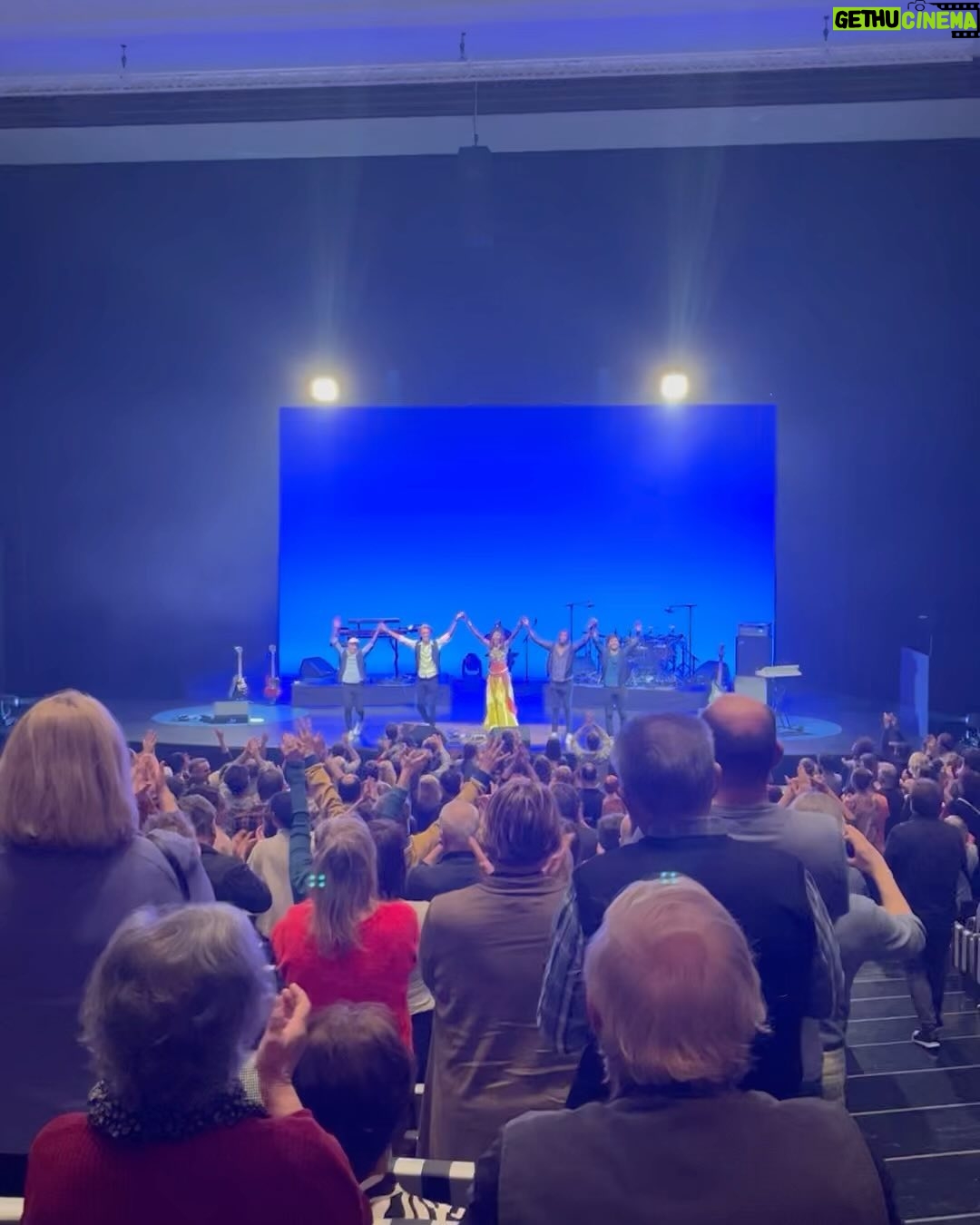 Fatoumata Diawara Instagram - @fatoumata_diawara__ made the audience dance on stage tonight! thank you for this beautiful evening. lot’s of love 💙✨